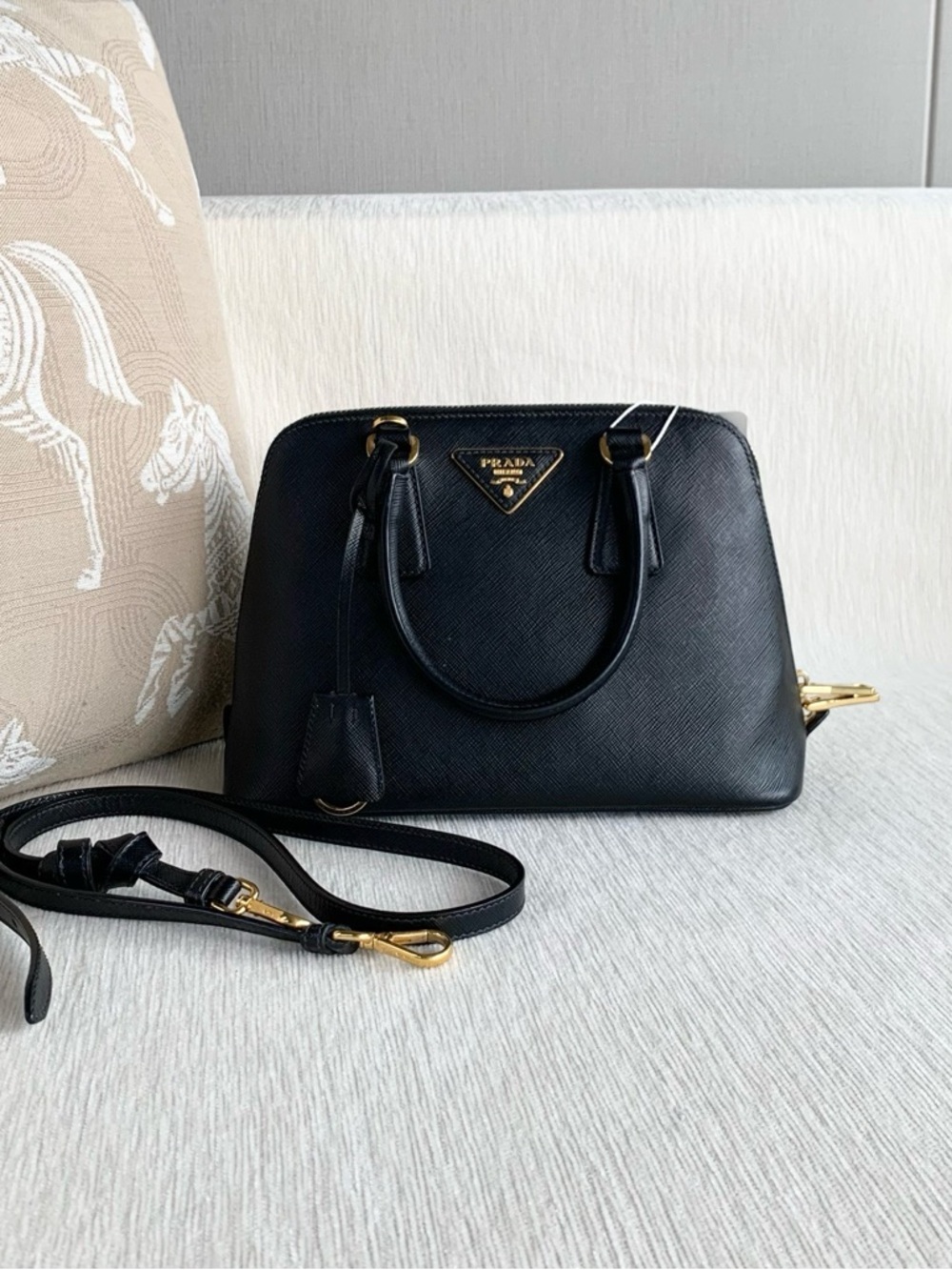 Prada | Saffiano Shell Bag Black Gold | Excellent Condition | 25×17×11cm